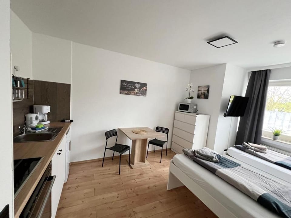 Bed, TV and multimedia, Coffee/tea facilities, Kitchen or kitchenette, Photo of the whole room, Seating area, Dining area, Bedroom, oven