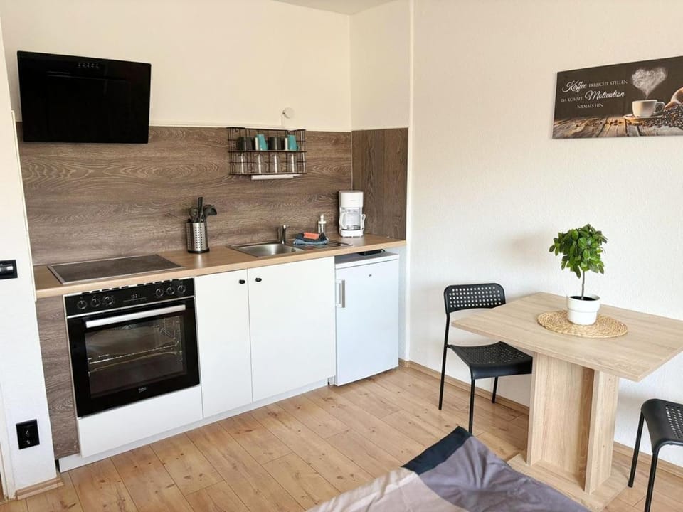 Coffee/tea facilities, Kitchen or kitchenette, Seating area, Dining area, oven, stove