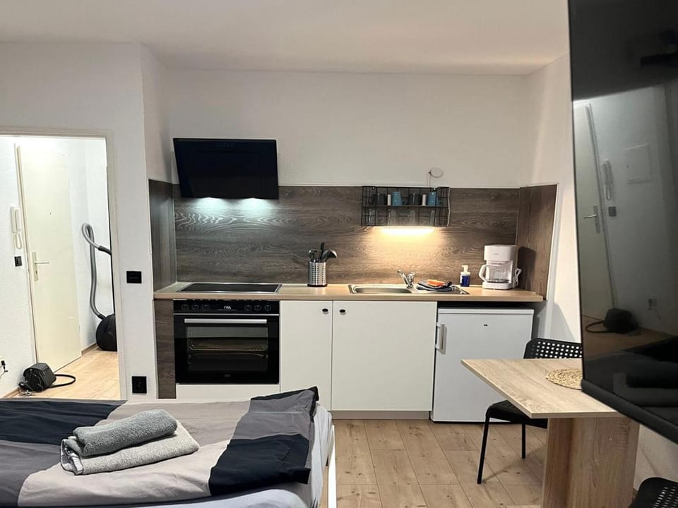 Kitchen or kitchenette, Seating area, Dining area, oven, stove