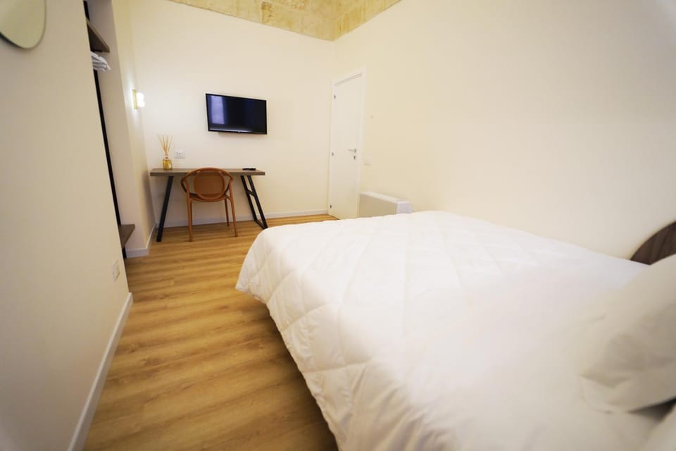 Bed, TV and multimedia, Photo of the whole room, Evening entertainment, Bedroom