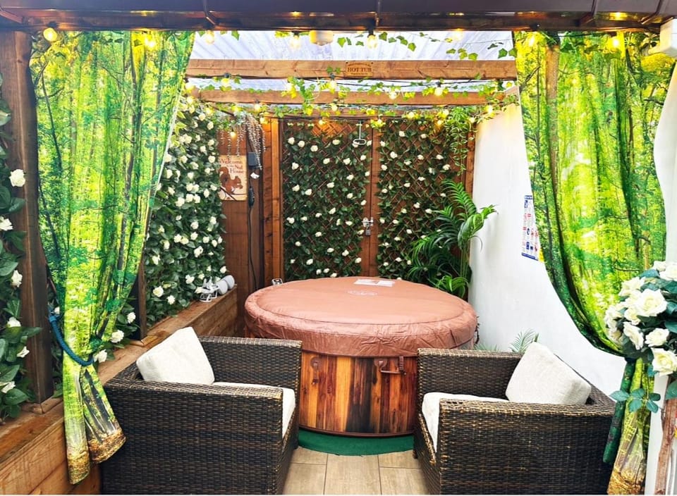 Hot Tub, Seating area