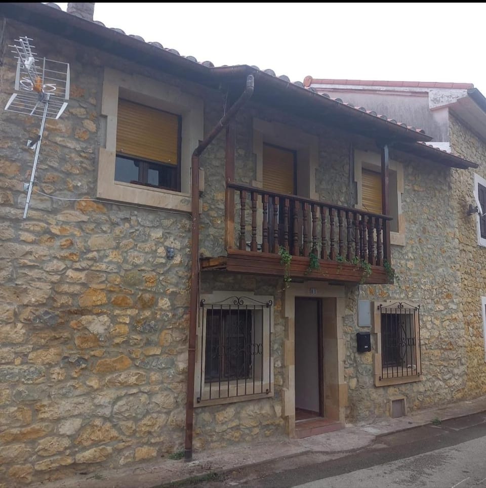 El Balcón de Valles House in Western coast of Cantabria
