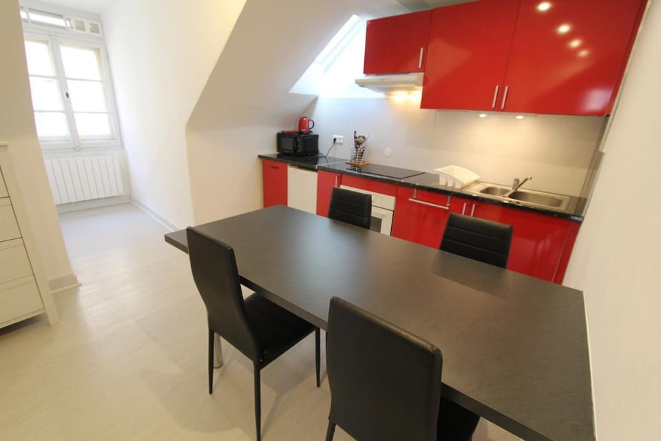 Kitchen or kitchenette, Dining area