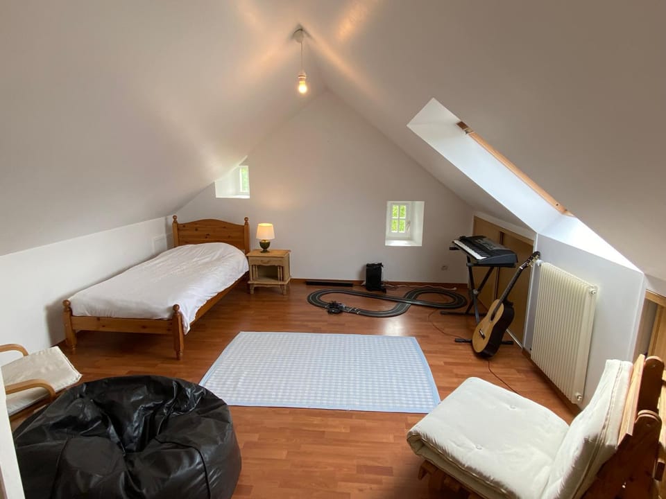 Photo of the whole room, Bedroom