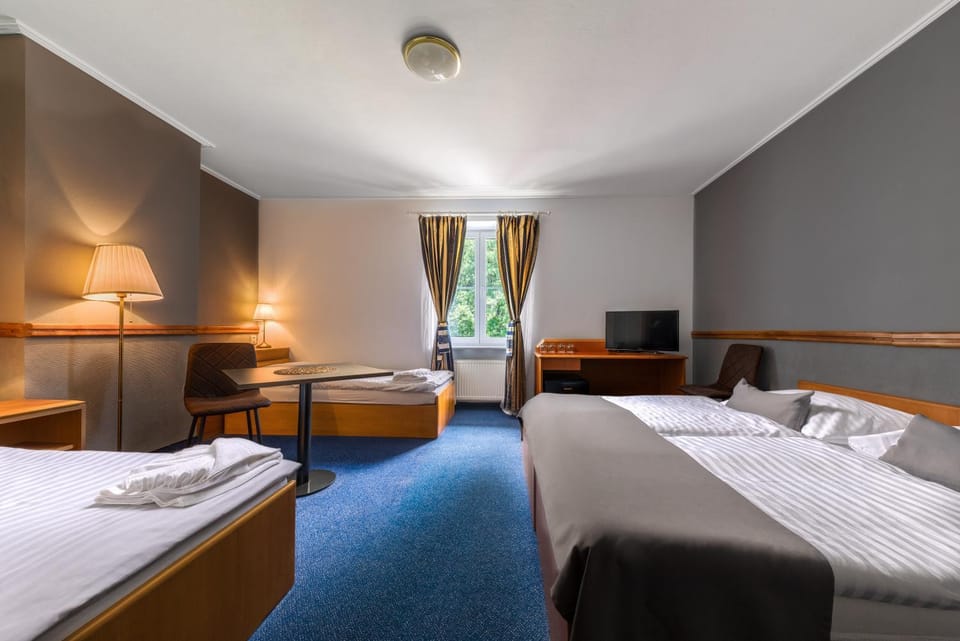 Bed, TV and multimedia, Seating area, Bedroom, hair dresser, towels