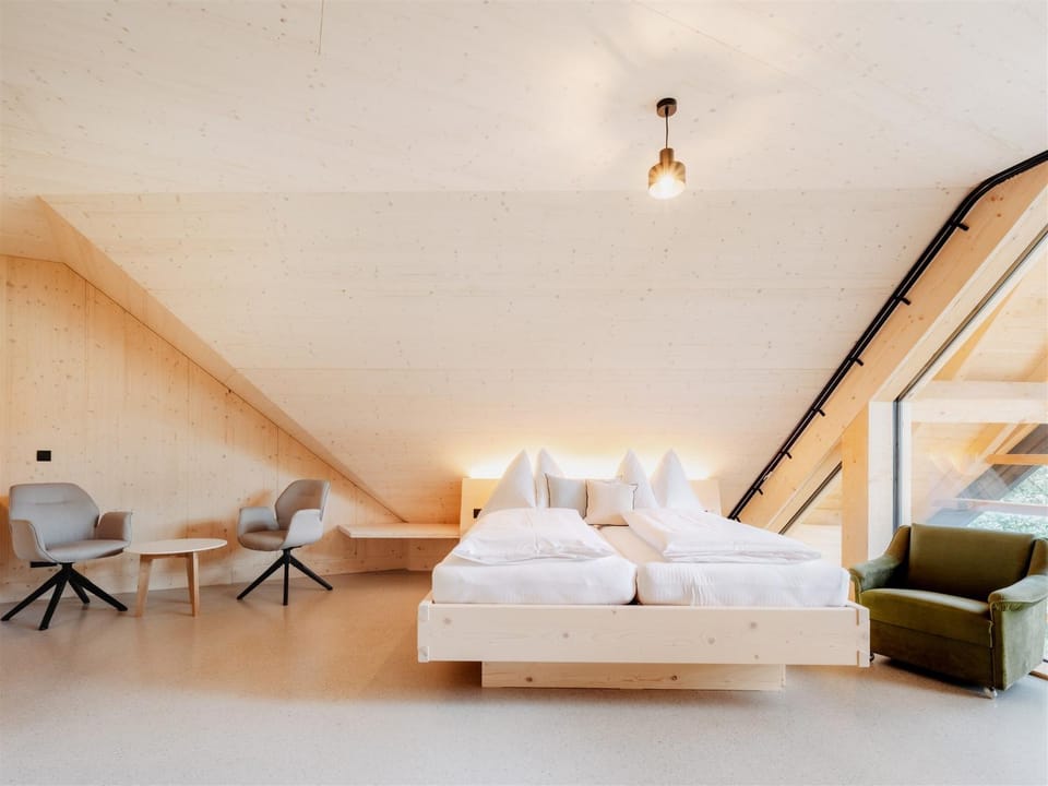 Bed, Photo of the whole room, Seating area, Bedroom