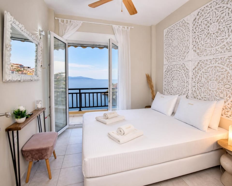Infinity Blue Lux Suit Apartment in Kavala