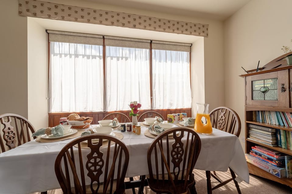 Library, Dining area, Food