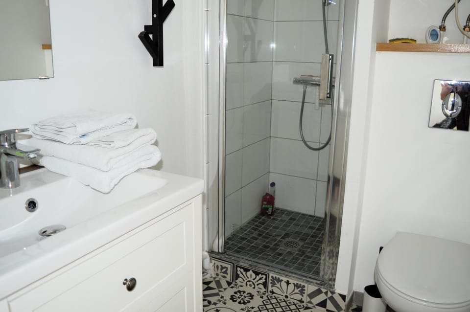 Shower, Bathroom, towels