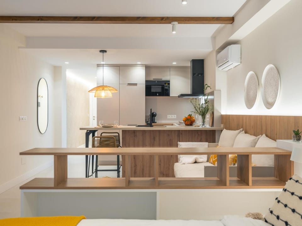 Kitchen or kitchenette, Seating area, Dining area