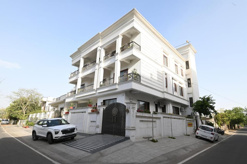 Property building, Day, Neighbourhood, Street view, Location, Parking