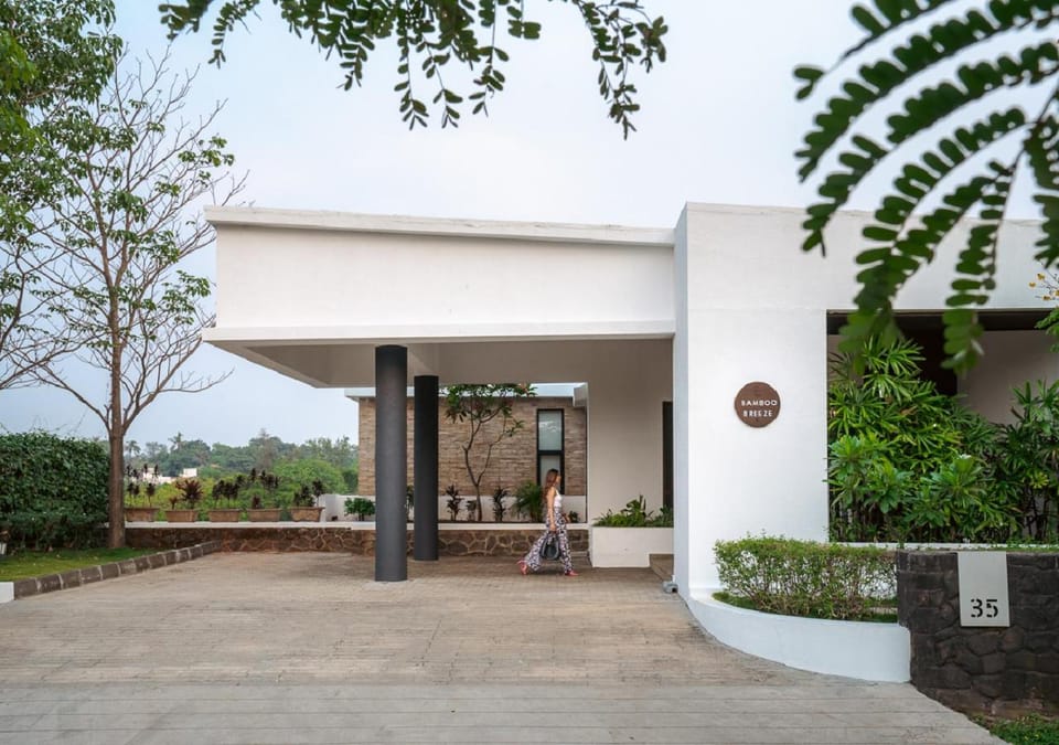 Property building, Facade/entrance, Day, Garden, Garden view