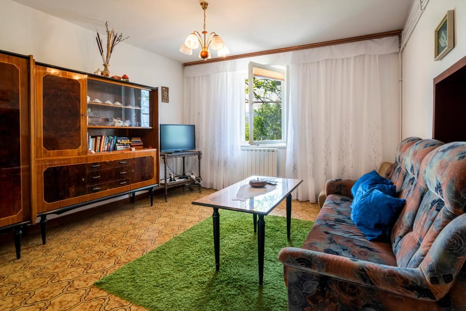 TV and multimedia, Living room, Seating area, Evening entertainment