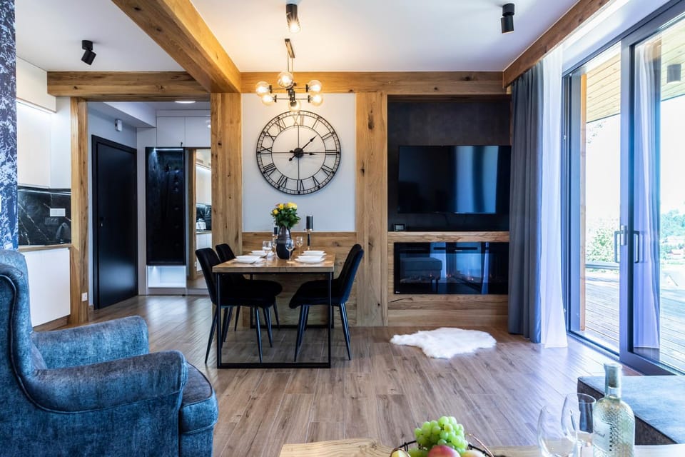 TV and multimedia, Living room, Seating area, Dining area, fireplace