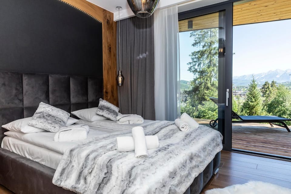 Bed, Photo of the whole room, Bedroom, Mountain view