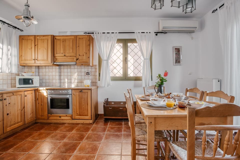 Dining area, kitchen