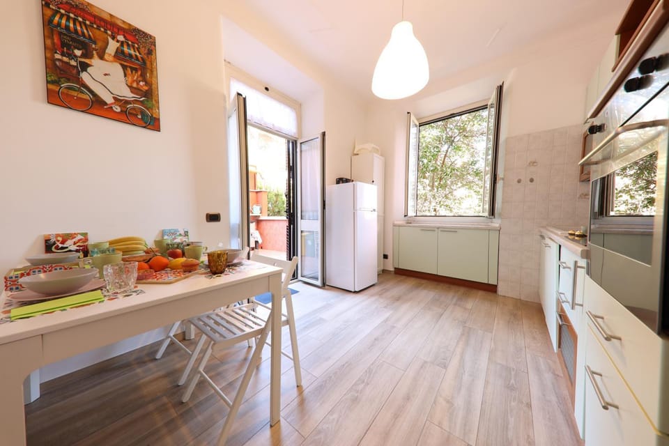 Kitchen or kitchenette, Dining area, Communal kitchen, Lunch, kitchen