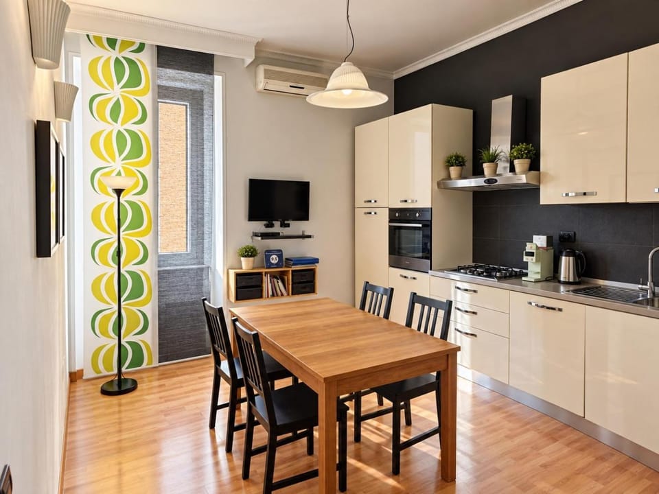 TV and multimedia, Kitchen or kitchenette, Living room, Seating area, Dining area, flat iron, microwave, oven, stove, air conditioner