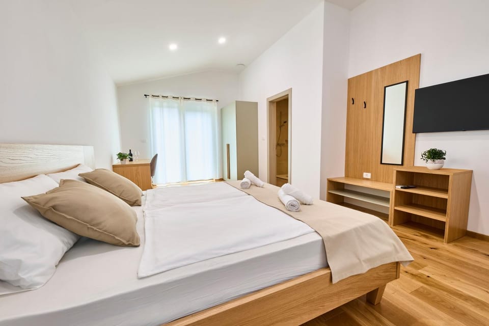 Bed, TV and multimedia, Photo of the whole room, Bedroom