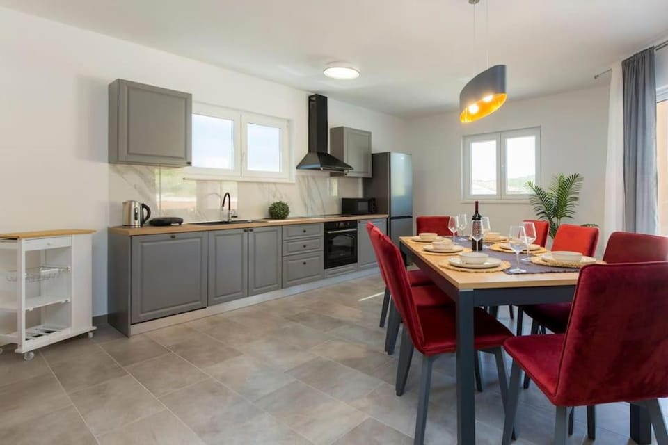 Kitchen or kitchenette, Dining area