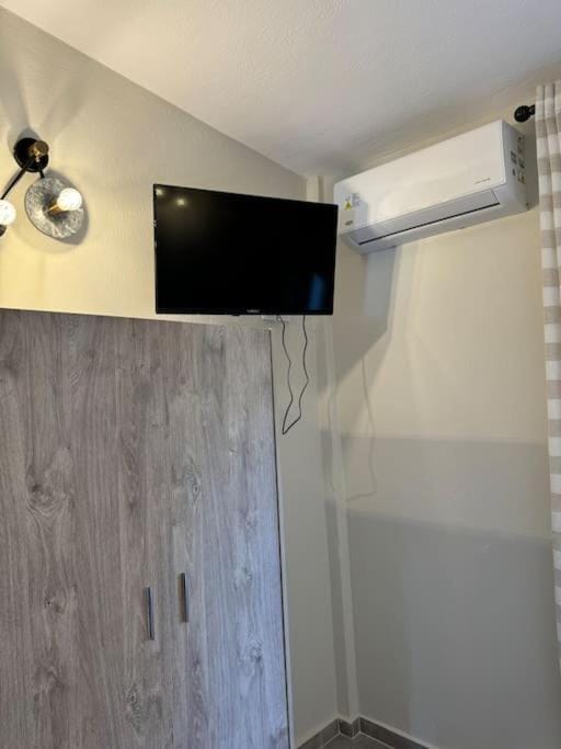 TV and multimedia, air conditioner