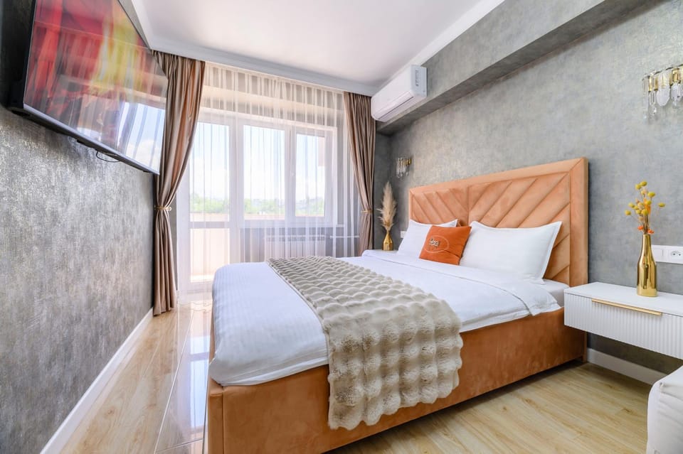 Bed, TV and multimedia, Bedroom