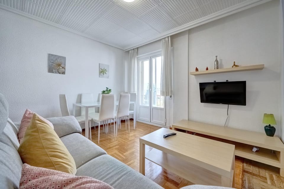 TV and multimedia, Living room, Seating area, Dining area