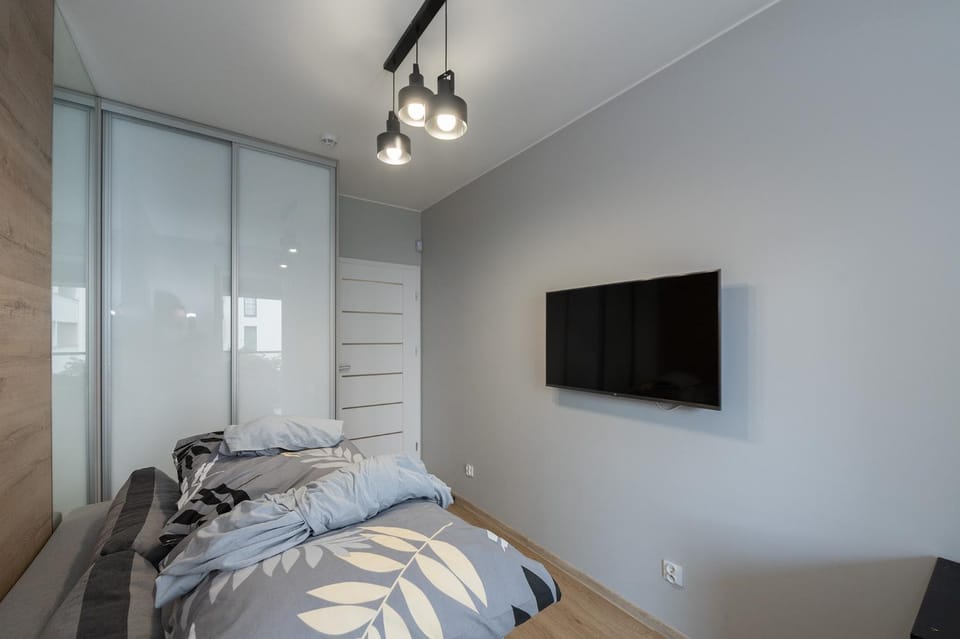 Bed, TV and multimedia, Photo of the whole room, Bedroom