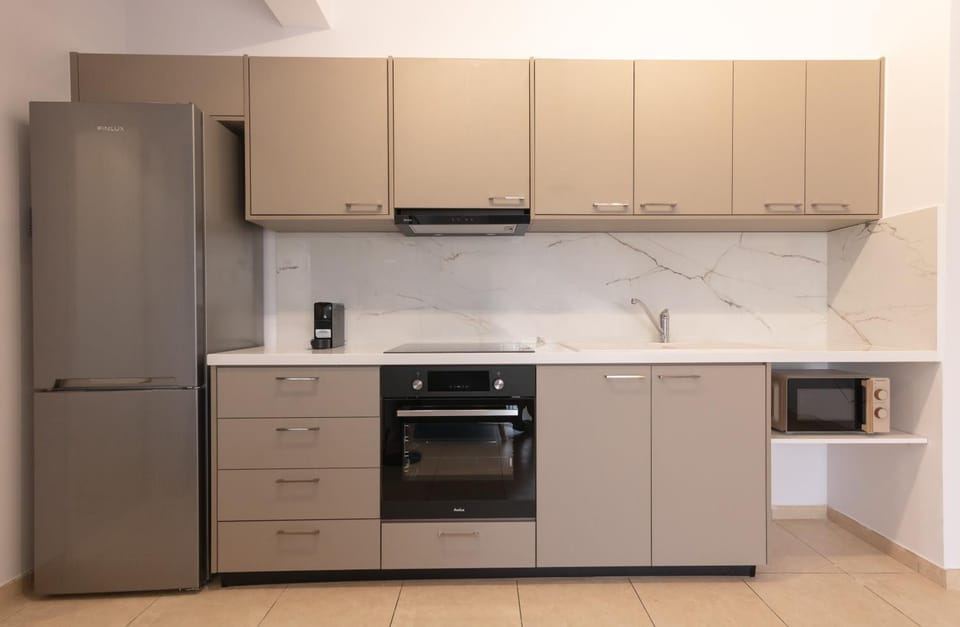 Coffee/tea facilities, Kitchen or kitchenette, oven, stove, toaster