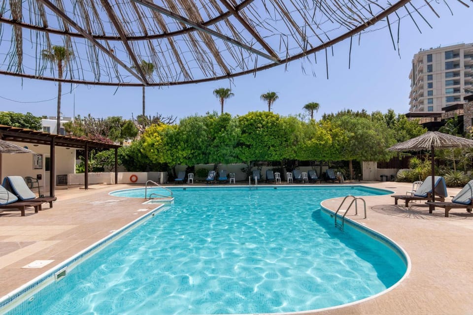 Day, Swimming pool, sunbed