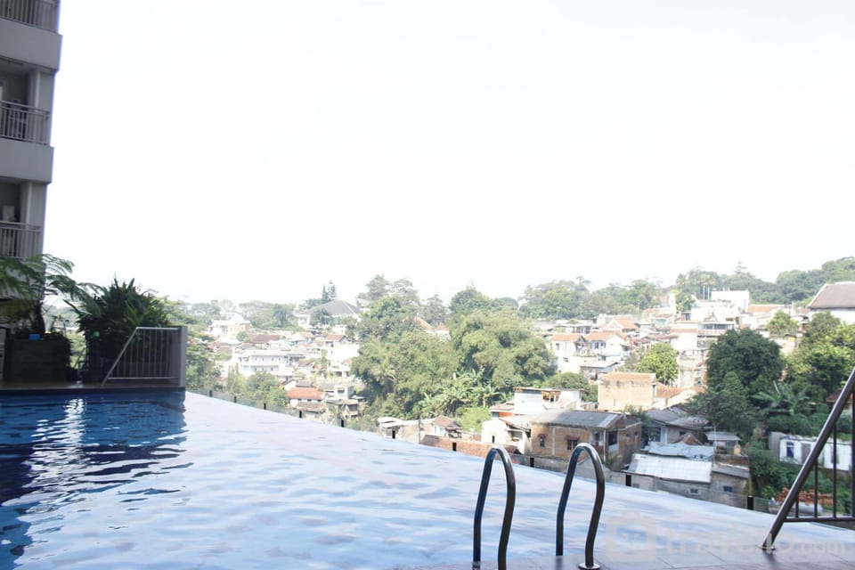 Property building, Bed, Swimming pool