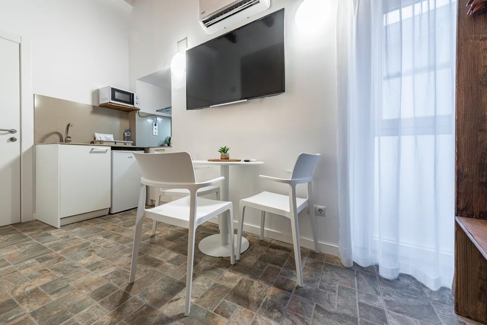 TV and multimedia, Kitchen or kitchenette, Living room, air conditioner