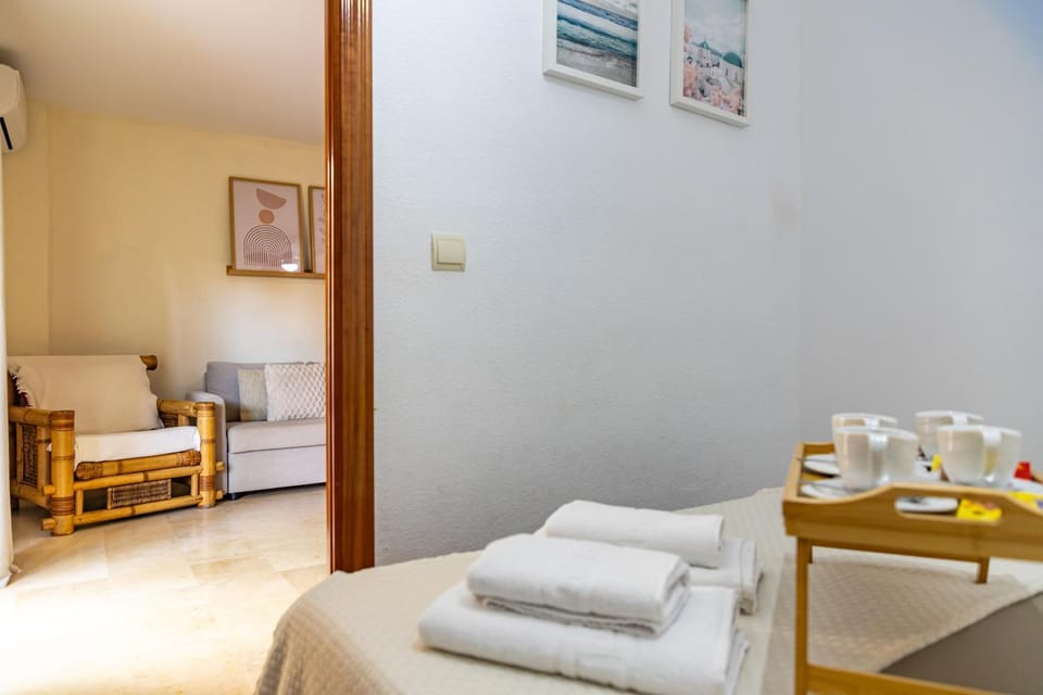 Bed, Bedroom, towels