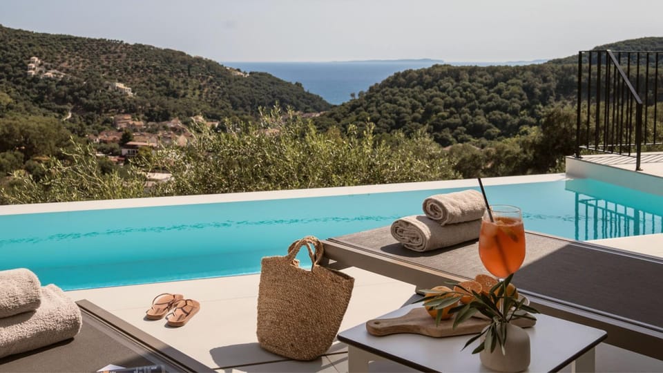View (from property/room), Sea view, Swimming pool, sunbed