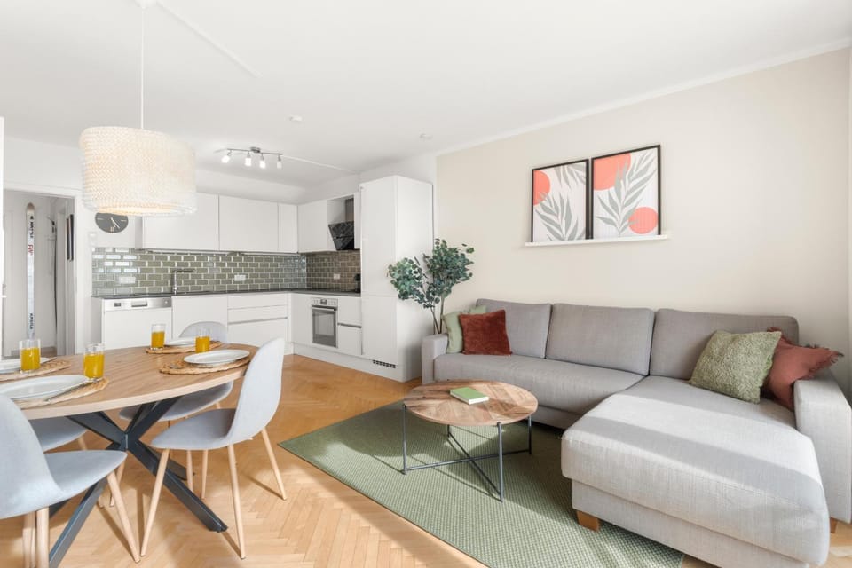 Kitchen or kitchenette, Living room, Seating area, Dining area