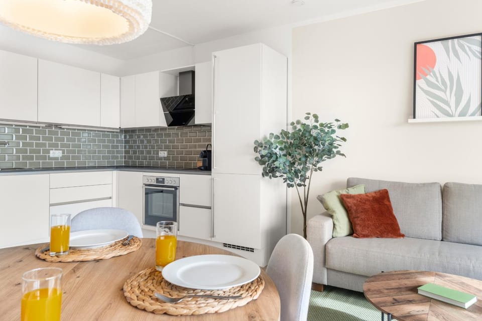 Kitchen or kitchenette, Living room, Seating area, Dining area, stove