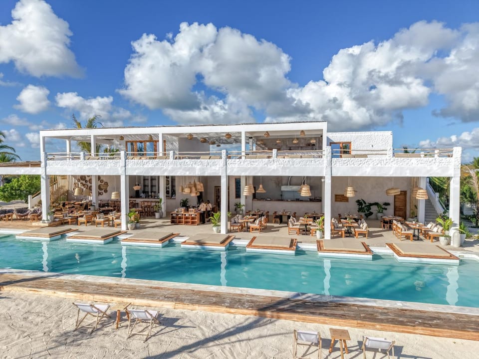 Restaurant/places to eat, Day, Activities, Balcony/Terrace, Pool view, Area and facilities, Swimming pool, Swimming pool, Location