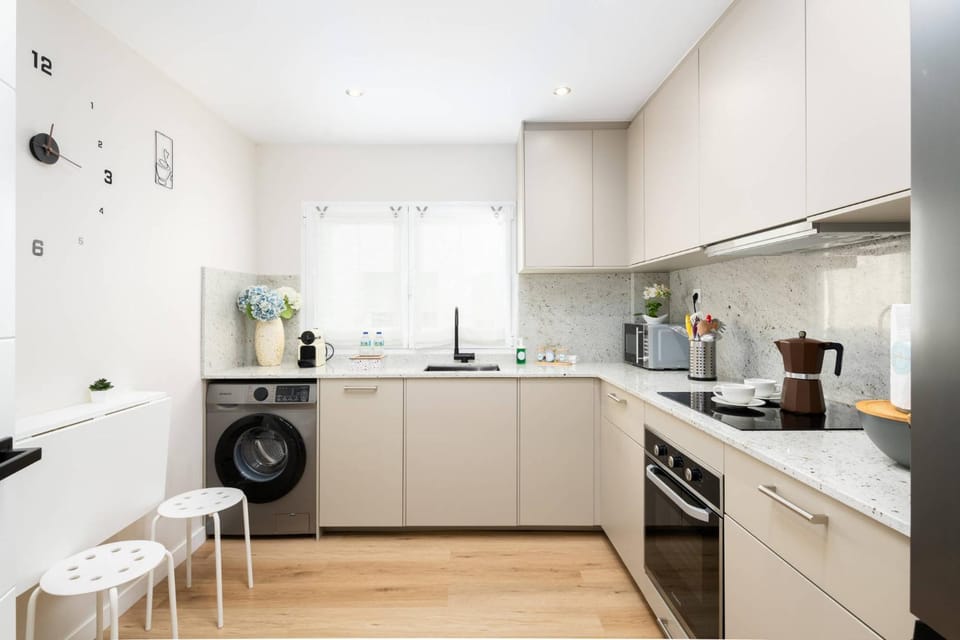 Coffee/tea facilities, dishwasher, microwave, oven, stove, toaster, washing machine, kitchen