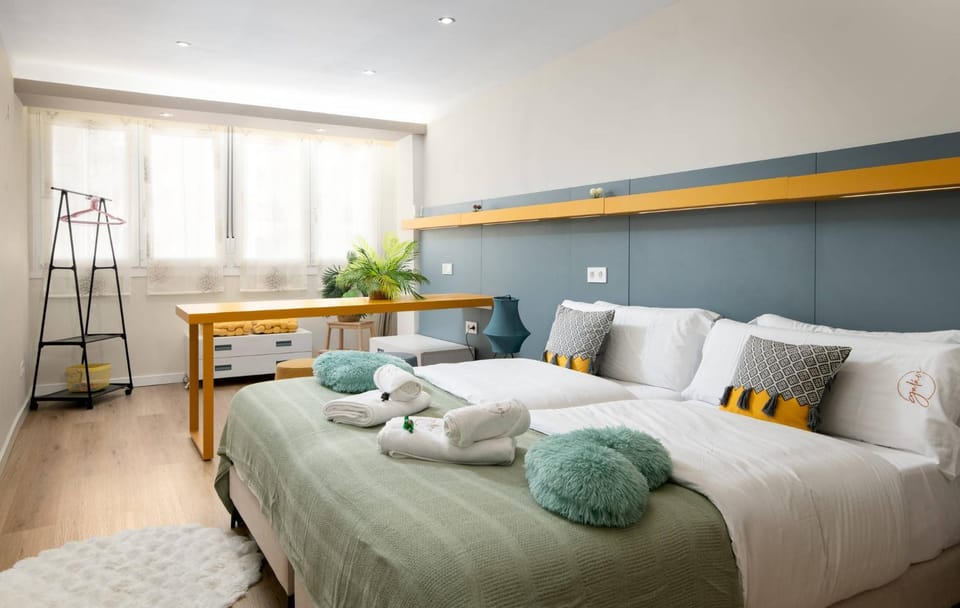 Bed, Photo of the whole room, Seating area, Bedroom, towels