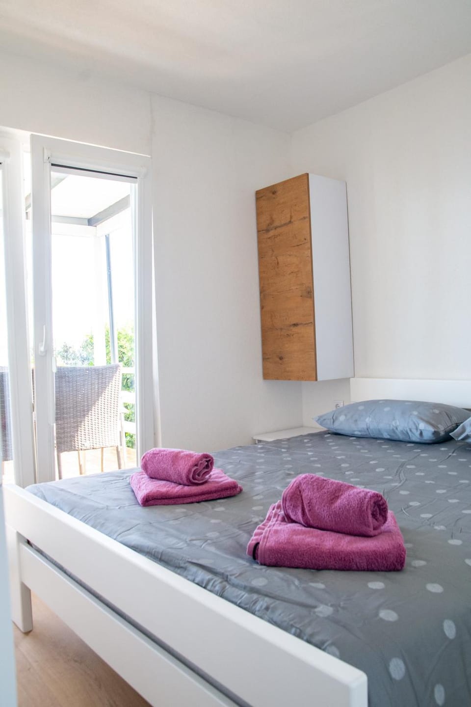 Bed, Bedroom, towels