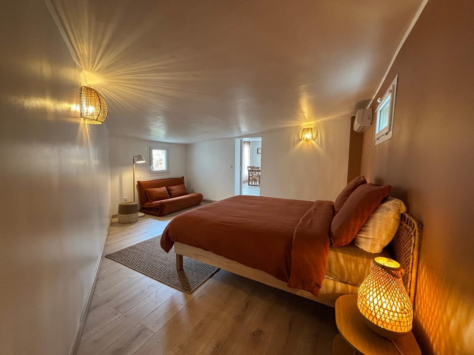 Photo of the whole room, Bedroom