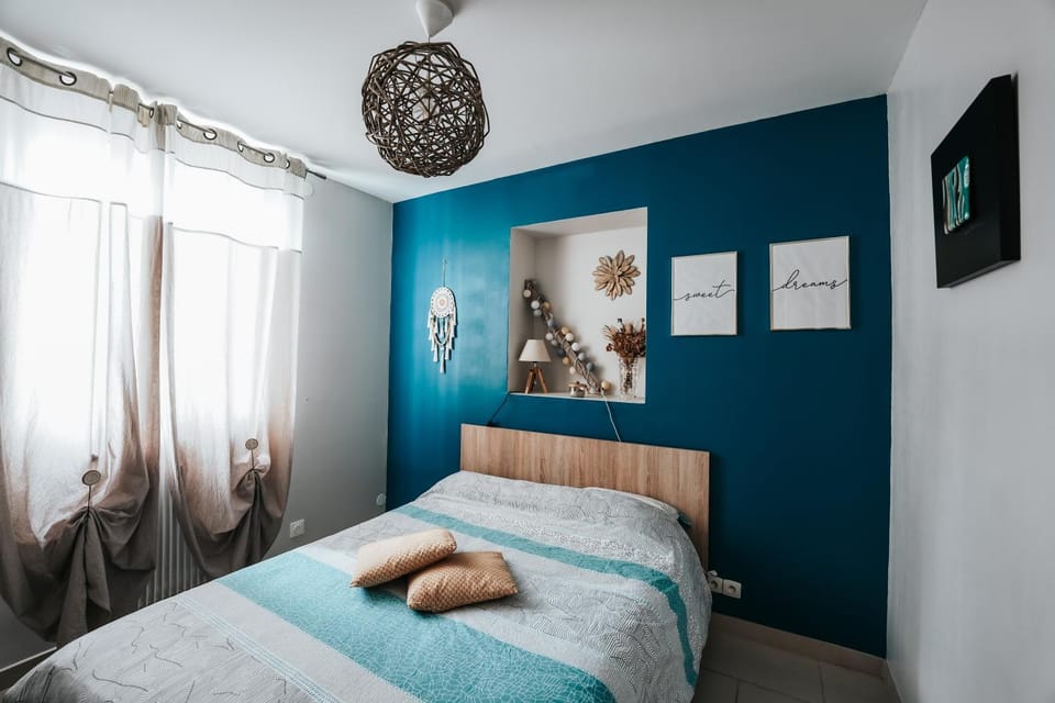Photo of the whole room, Bedroom