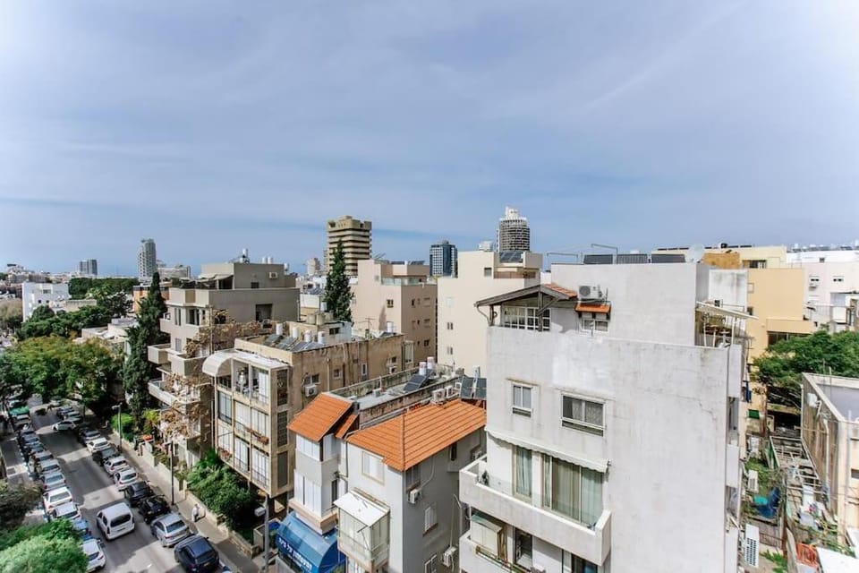 Amazing spacious Duplex with balcony and MAMAD Apartment in Tel Aviv-Yafo