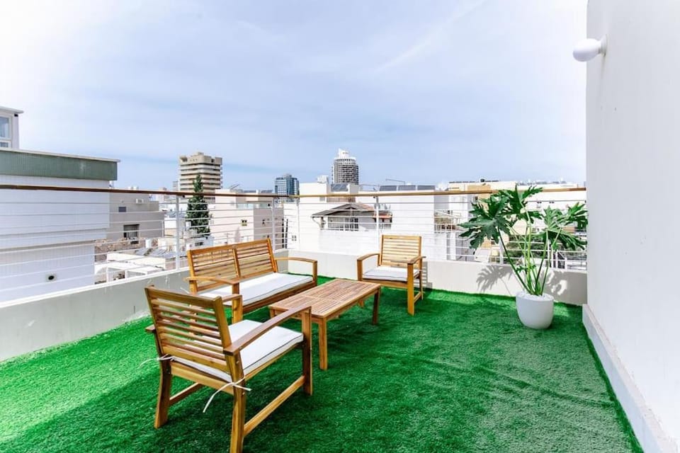 Amazing spacious Duplex with balcony and MAMAD Apartment in Tel Aviv-Yafo