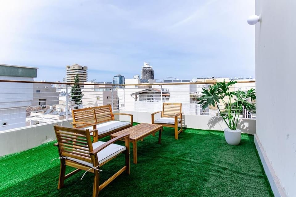 Amazing spacious Duplex with balcony and MAMAD Apartment in Tel Aviv-Yafo