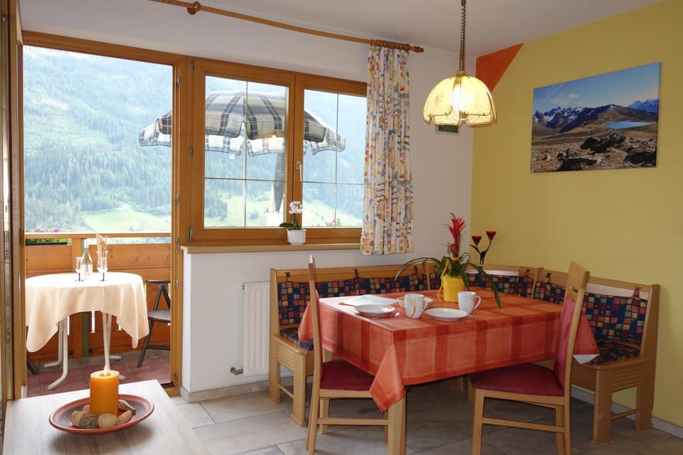 Dining area, Mountain view