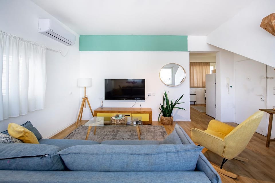 Amazing Duplex with balcony and MAMAD Apartment in Tel Aviv-Yafo