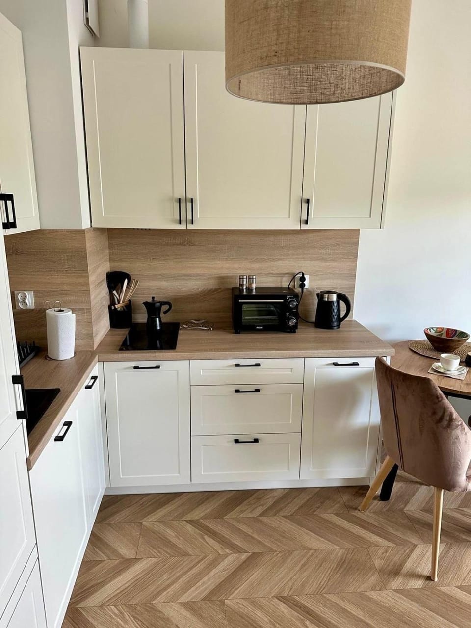 Coffee/tea facilities, Kitchen or kitchenette, stove