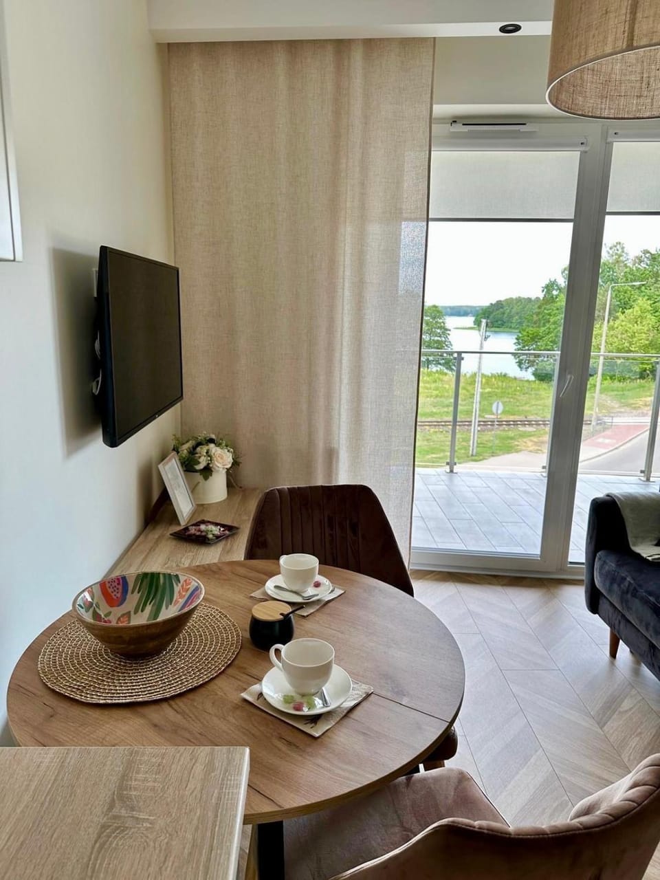 TV and multimedia, Seating area, Dining area