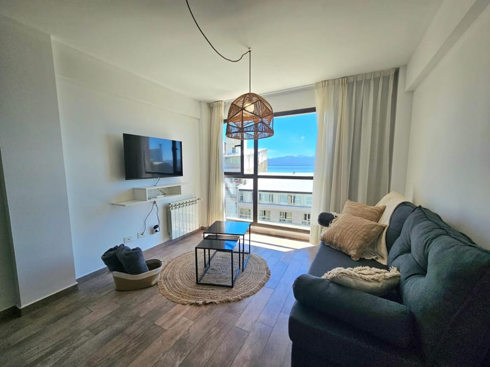 Natural landscape, TV and multimedia, Living room